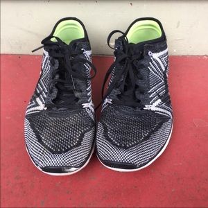 1 HOUR SALE!!!! Flynit nike free 5.0